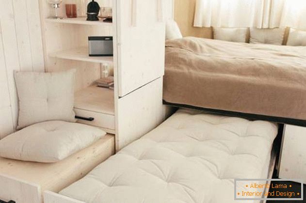 Unutrašnje uređenje male kuće: дополнительная кровать в спальне