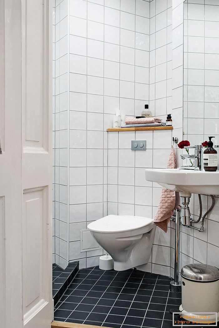Enterijer kupatila u studio apartmanu u Geteborgu