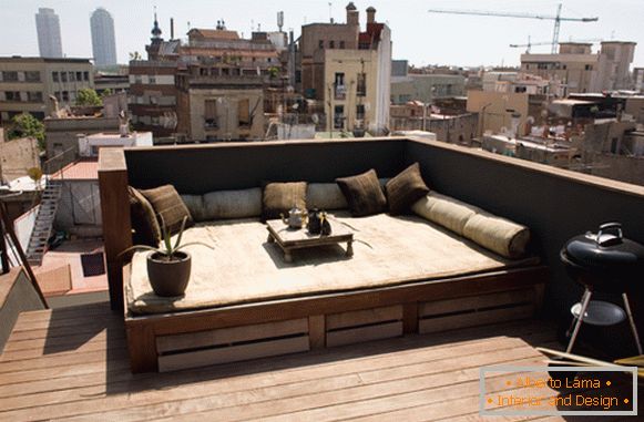 Patio na balkonu male studije u Barseloni