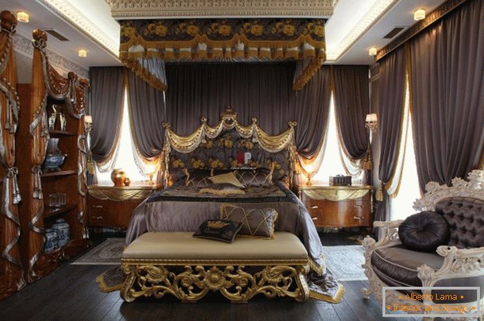 Luksuzna spavaća soba u baroknom stilu. U središtu kompozicije nalazi se masivan krevet sa visokom dekorisanom pločom.