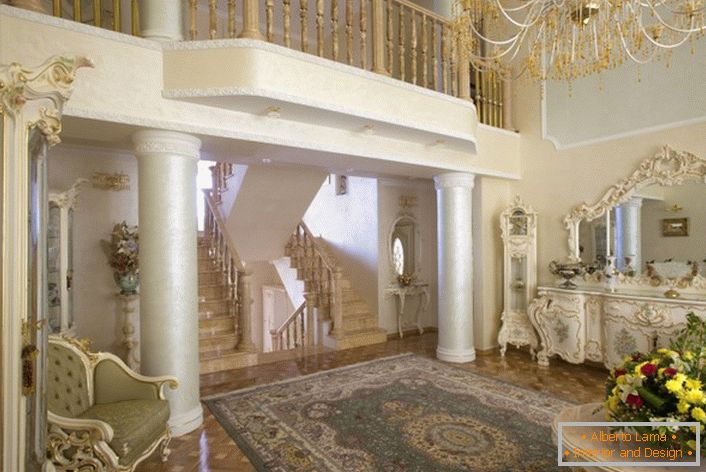 U dizajnu enterijera primjenjuju se ista pravila kao u dekoraciji fasade zgrade. U gostinjskoj sobi visoki stubovi, kako je propisao barok.