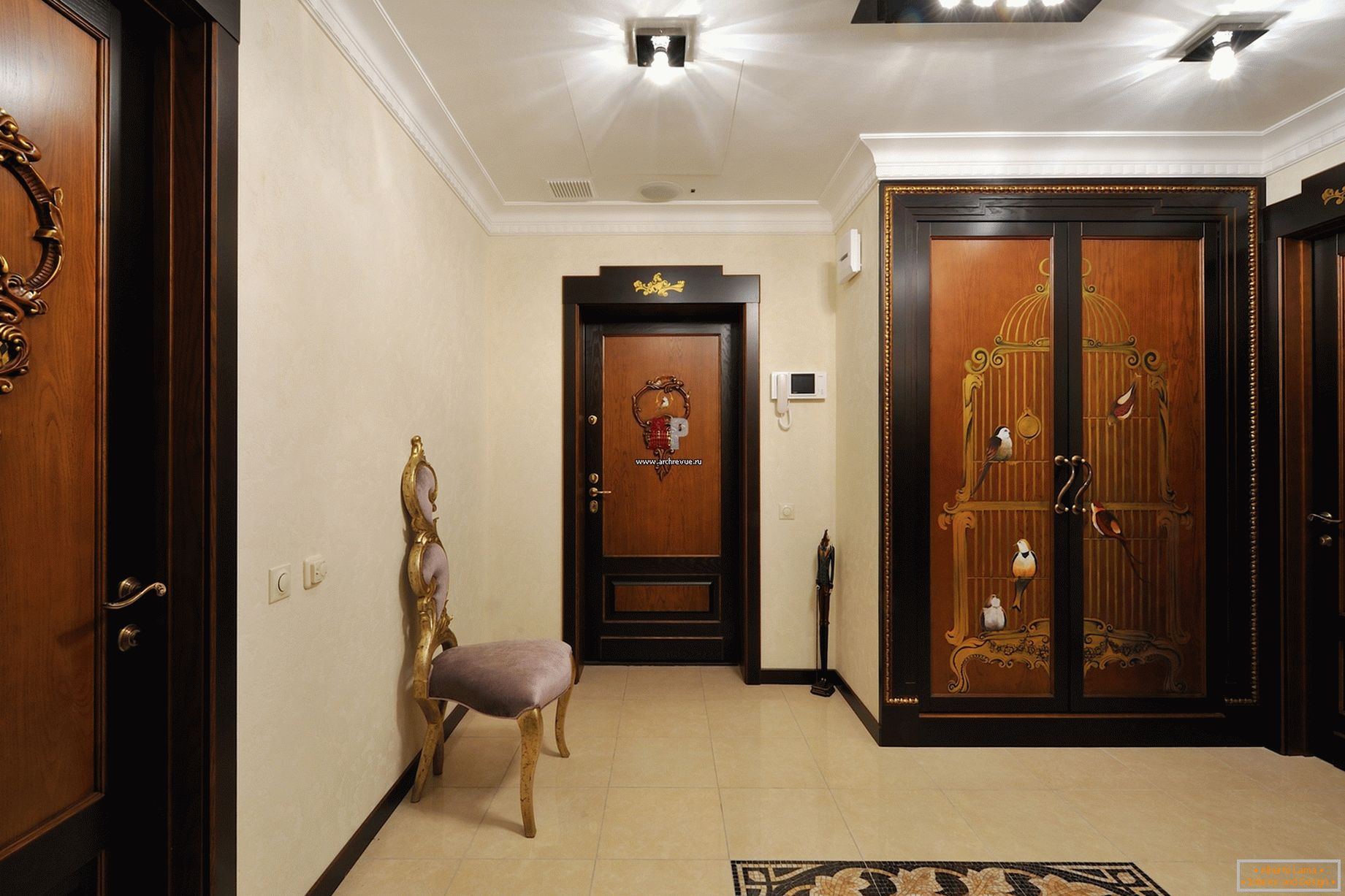 Primjer pravilnog izbora osvetljenja za hodnik u baroknom stilu. 