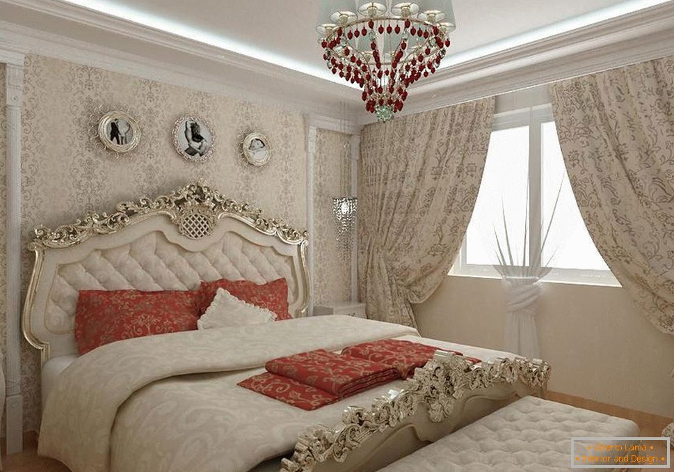 Barokna spavaća soba u gradskom stanu. Masivne zavese, krevet sa drvenim izrezanim leđima i lusteri