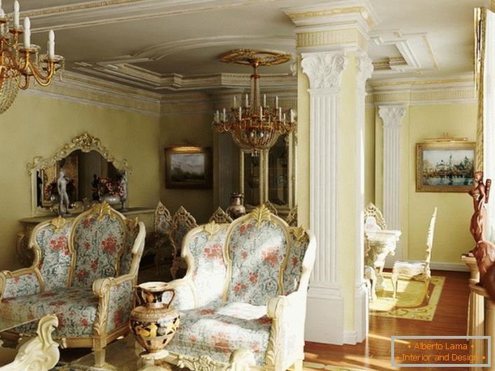 Masivne stolice sa cvjetnim tapetarima u baroknoj gostinjskoj sobi. Stropovi i kolona su ukrašeni štukaturom od gipsane ploče.