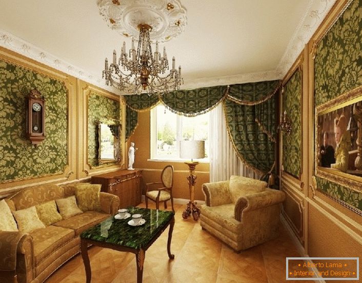 Gostinjska soba u bež i zelene boje u baroknom stilu.