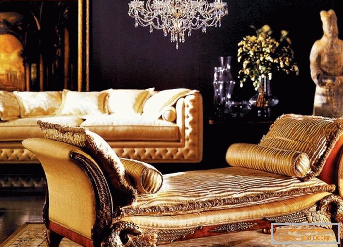 Barokni dnevni boravak sa pravilno odabranim dekorom. Zid iza sofa je ukrašen velikom sliku u zlatnom okviru. Pažnja se takođe privlači na drevnu statuu.