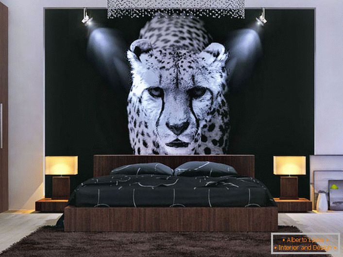 Dobro dizajnirano rešenje za spavaću sobu. Osvetljena ploča sa leopardom u sredini ukupne kompozicije.