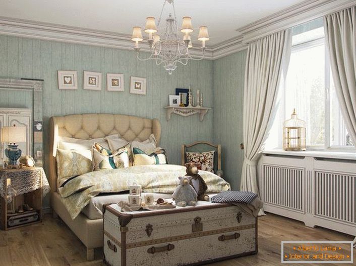 Udobna spavaća soba u rustikalnom stilu u pokrajini Francuske Chateau.