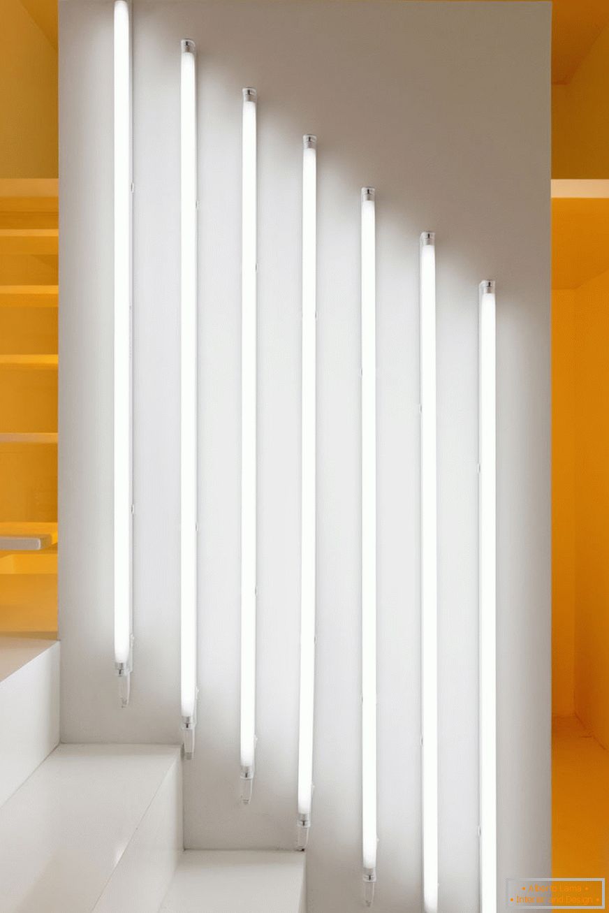 Beli vertikalni lampe na zidu