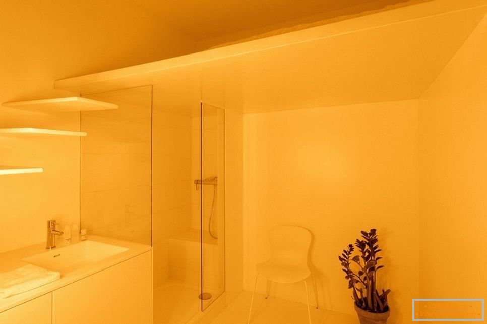 Žuto osvetljenje u kupatilu