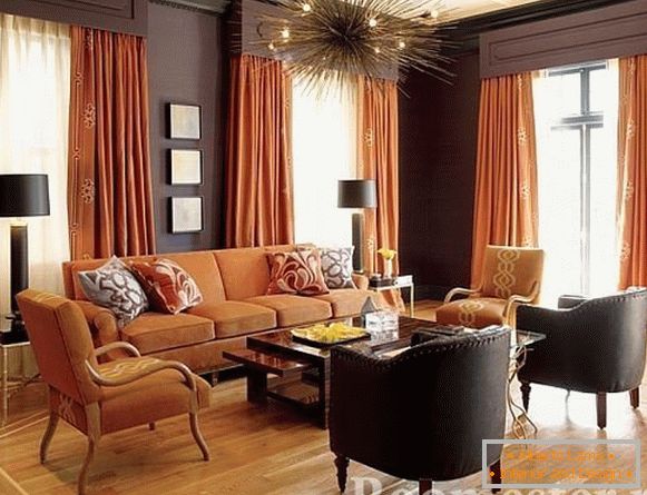 Mandarinske zavese i narančasti sofa