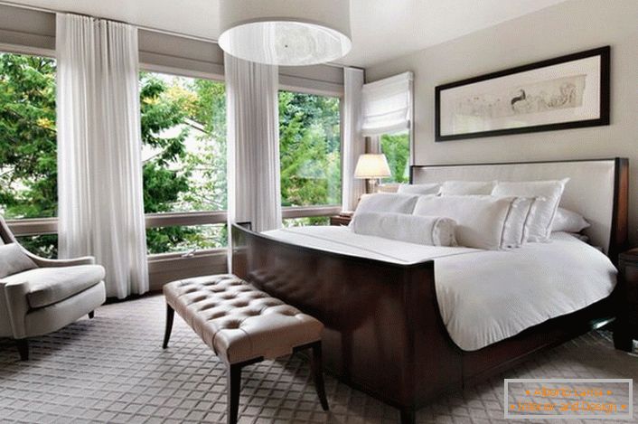 Luksuzna prostrana spavaća soba u prizemlju kuće. Neverovatan pogled sa prozora do punog zida.