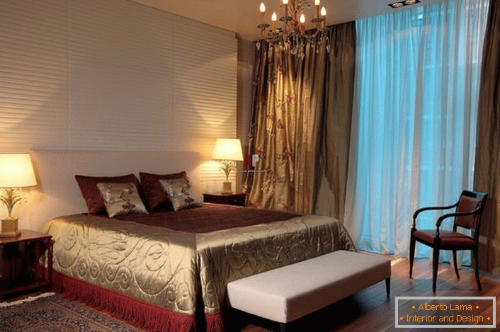 Tradicionalno osvetljenje vreće za spavanje u klasičnom stilu-lustera i uobičajenih plafona na bočnim stranama kreveta. 