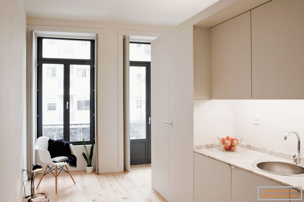 Unutrašnjost male studio apartmana u svetlim bojama - интерьер кухни