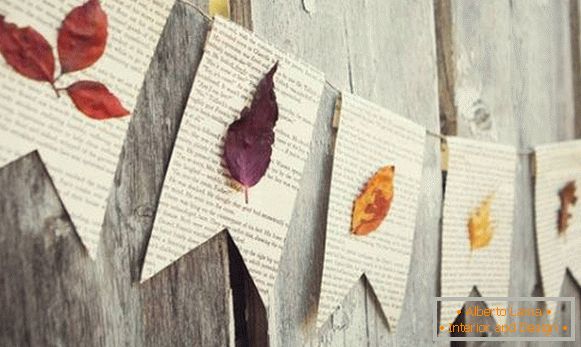 Prekrasna gerlanda novina i jesenjih materijala
