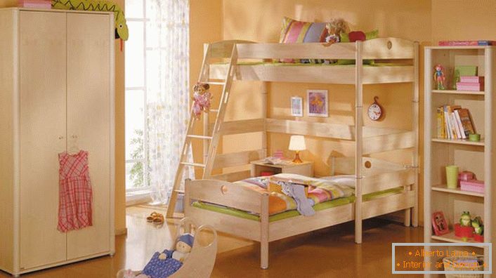 Dječija soba u visokotehnološkom stilu sa laganim drvenim namještajem. Jednostavnost nameštaja nadoknađuje njegova funkcionalnost i praktičnost.