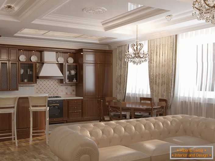 Kuhinja-dnevna soba je uređena u stilu Art Nouveau. Svetle boje, nameštaj od prirodnog drveta, masivni plafonski lusteri od kristala upareni su u skladu sa stilom.