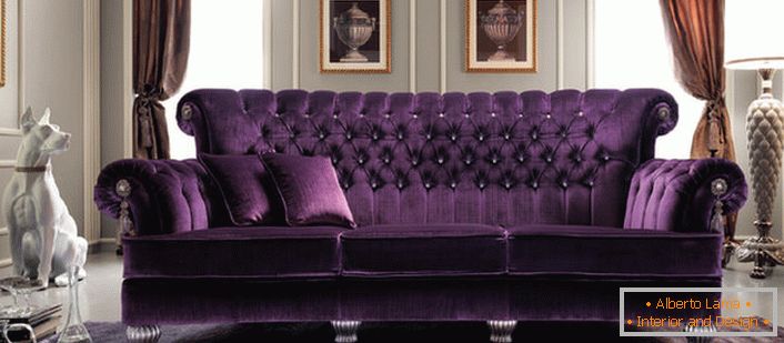 Bogat plava boje tapacirunga sofe uklapa se u unutrašnjost dnevne sobe u stilu imperije. Potpuno presvlaka od prirodnih tkanina je možda najbolje rješenje.