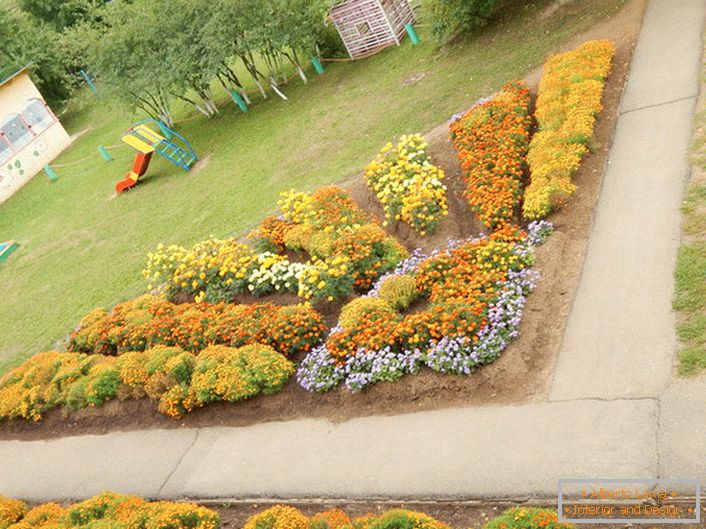 Modularni cvjetni vrt u obliku sjajnog sunca harmonično izgleda harmonično na igralištu.