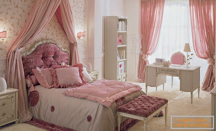 Dječja soba za djevojku u stilu Barbie u Provansi.