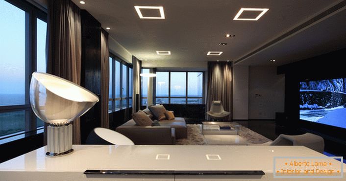 Neuobičajene varijacije svetlosti u dnevnoj sobi u visokotehnološkom stilu daju dovoljno svetla.