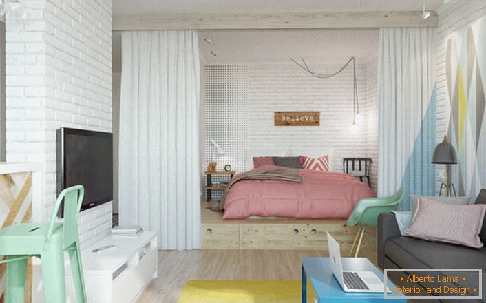 Skandinavski stil je idealan, ako govorimo o dizajnu malog stana. U niši nalazi se spavaća soba sa velikim mekom krevetom.