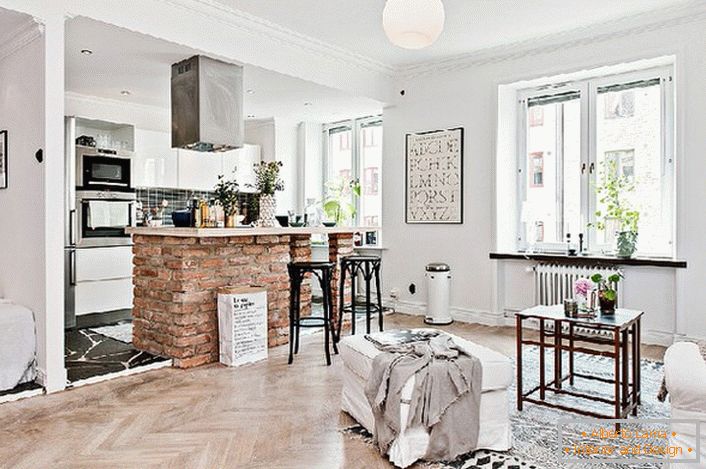 Studio apartman je uređen u skandinavskom stilu. Kuhinja je odvojena od dnevne sobe s šankom od cigle.