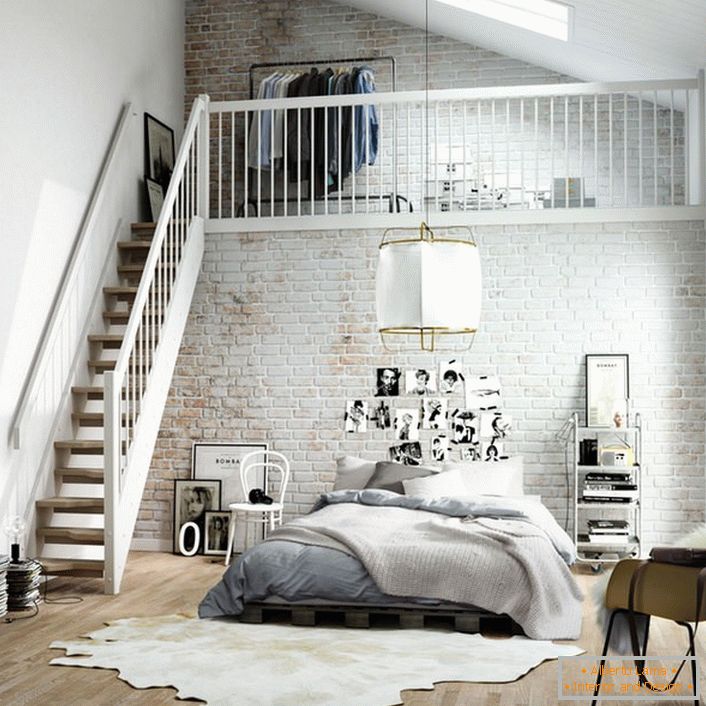 Spavaća soba u skandinavskom stilu funkcionalno je podeljena u dve zone. Drveni stubište vodi do drugog sprata, gdje je na krevetu mala garderoba.