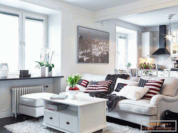 Ugodan studio apartman u skandinavskom stilu ukrašen je uglavnom bijelim. Prozori bez zavesa omogućavaju dovoljno dnevne svetlosti da uđu u prostoriju.