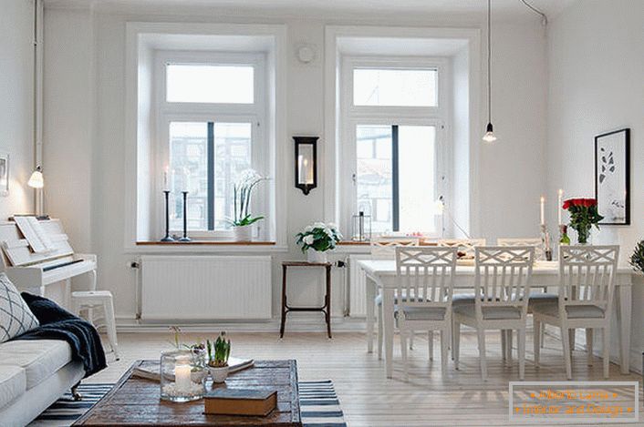 Elegantna dnevna soba je podeljena u prostor za sjedenje i trpezariju. U skladu sa skandinavskim stilom, zidovi sobe su ukrašeni belim bojama.