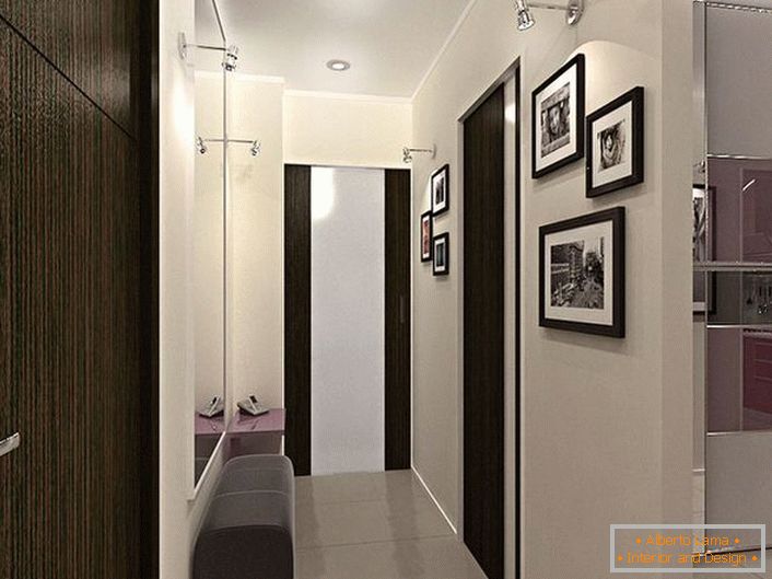 Dizajn rešenja za uski hodnik. Dekoracija u kontrastnim bijelim i tamno braon bojama, ne samo da izgleda elegantno, već i vizuelno čini prostor više.