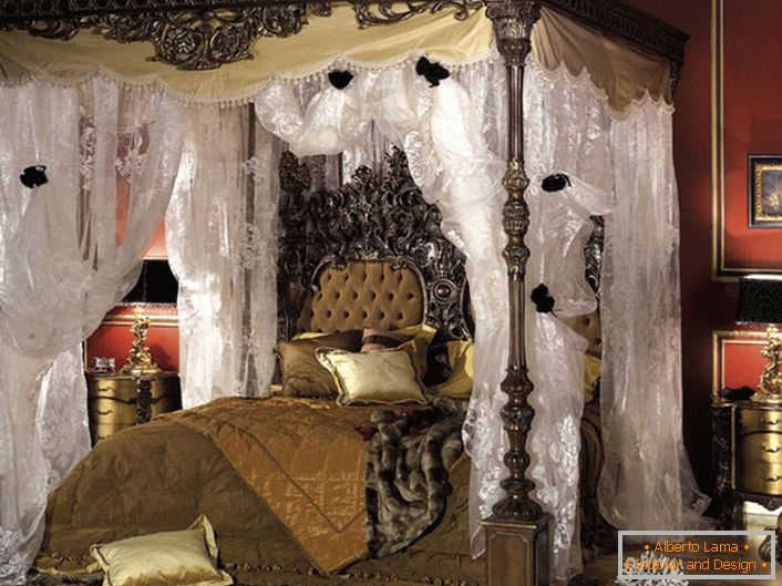 Luksuzna spavaća soba u baroknom stilu. U središtu kompozicije nalazi se masivni četvorni poster. 