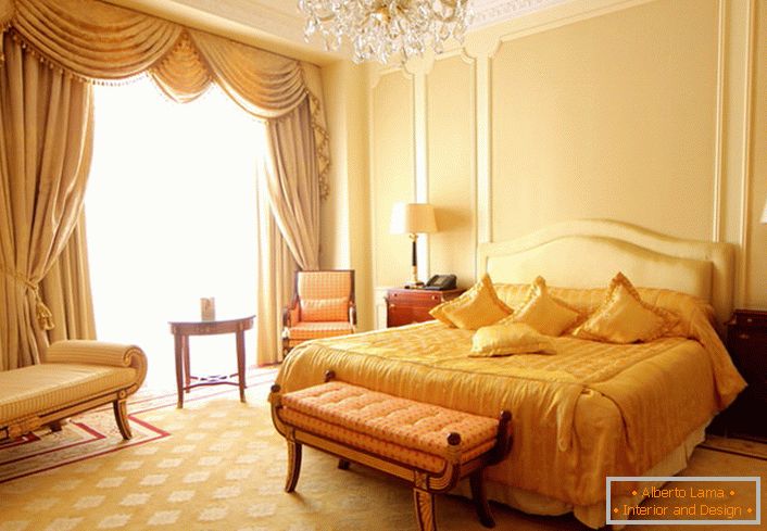 Bež i zlatna spavaća soba u baroknom stilu.