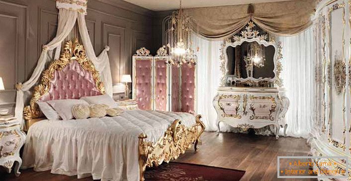 Spavaća soba u baroknom stilu za istinsku damu. Pink detalji u dizajnu čine unutrašnjost istinski