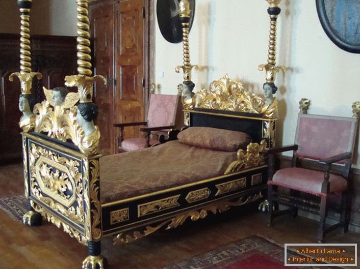 Spavaća soba u baroknom stilu напоминает о временах средневековья. 