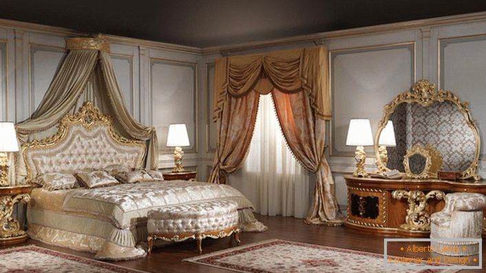Ogledalo za veliku spavaću sobu je pravilno izabrano. Oblik pogrešnog ovalnog izgleda odlično u okviru zlatnog rezbarenog drveta.