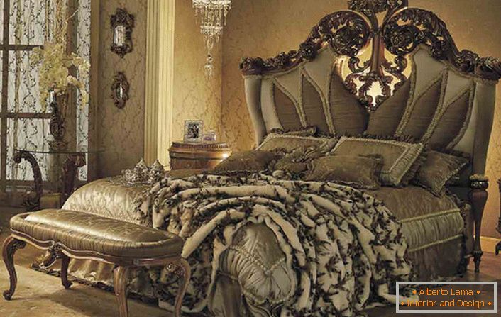 Luksuzni krevet u spavaćoj sobi za goste u baroknom stilu u seoskoj kući u jednoj od provincija Francuske.