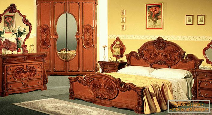 Italijanski nameštaj za spavaću sobu u baroknom stilu.