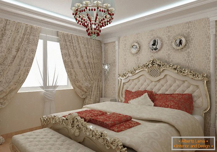 Krevet sa ornamentnim leđima od zlatne boje lepo se uklapa u cjelokupnu sliku u baroknom stilu.
