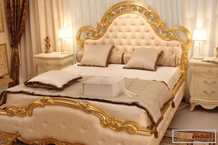 Leđa od kreveta pokrivena je mekom svilom bež boje u skladu sa zahtevima baroknog stila.