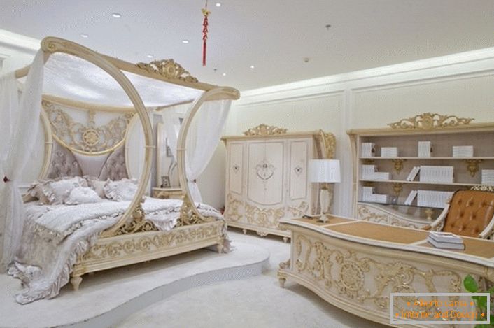 Spavaća soba u baroknom stilu u jednoj od kuća na sjeverozapadnom dijelu Moskve. Pravilno izgrađeni projektni projekat harmonično kombinuje spavaju i radne površine.
