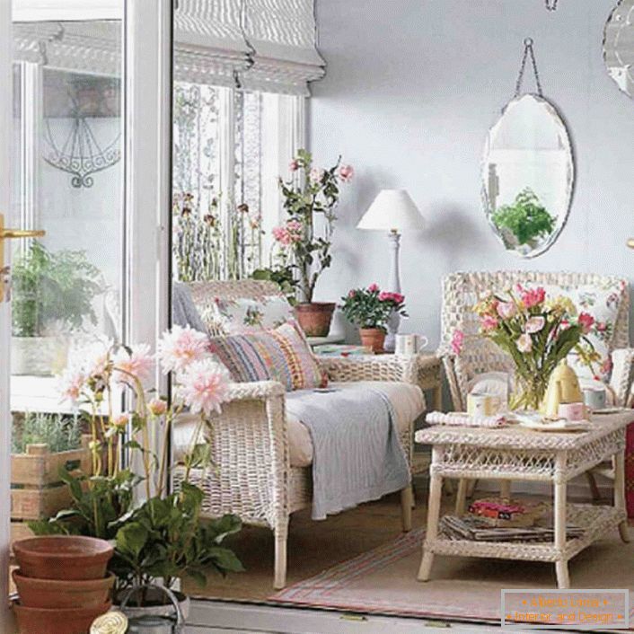 Mala veranda u stilu romantizma je idealno mesto za one koji vole da čitaju.