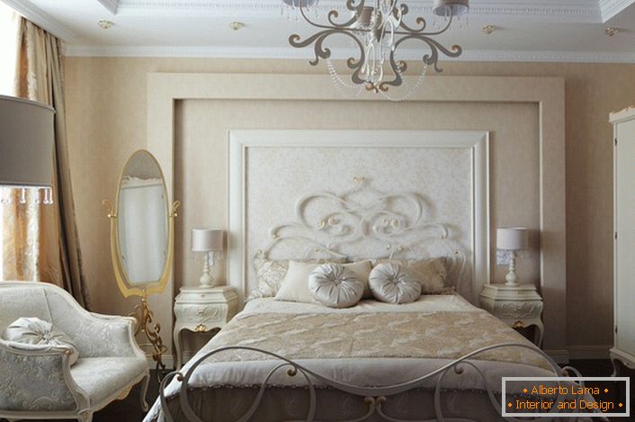 Luksuzna porodična spavaća soba u stilu romantizma je atraktivan skroman zatvoren enterijer u svetlim bojama.
