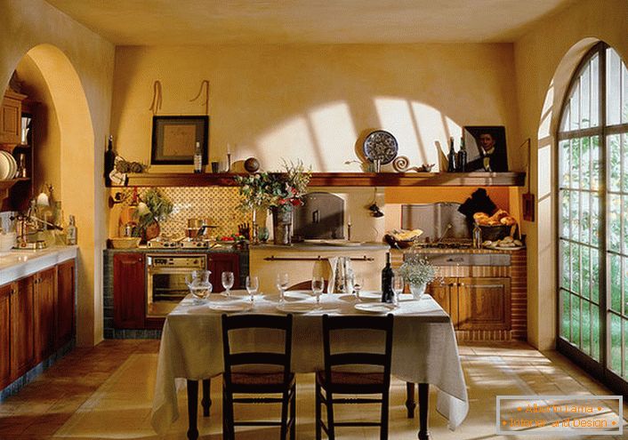 Kuhinja je u rustikalnom stilu sa velikim panoramskim prozorom. Radna i trpezarija u kuhinji dobijaju maksimalno prirodno svjetlo.