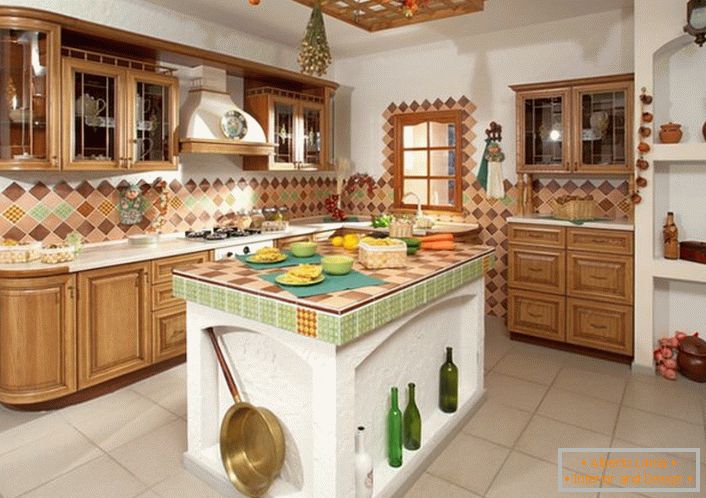 Smešna kuhinja u rustikalnom stilu za porodičnu kuću.