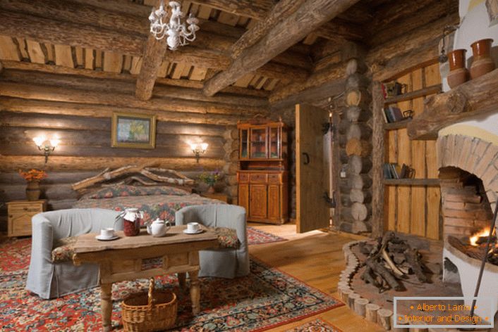 Rustična zemlja sa velikom spavaćom sobom u Skandinaviji. U bilo kom interijeru, izvedenim u rustikalnom stilu, kamin će izgledati harmonično, posebno od cigle. 