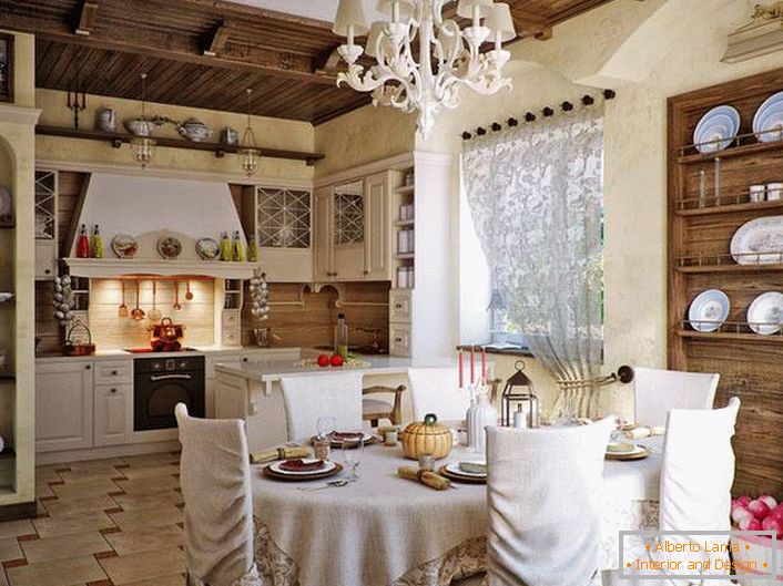 Ugodna kuhinja u rustikalnom stilu. Posebno su dekorativne police izrađene od drveta za ploče i drugi pribor. 