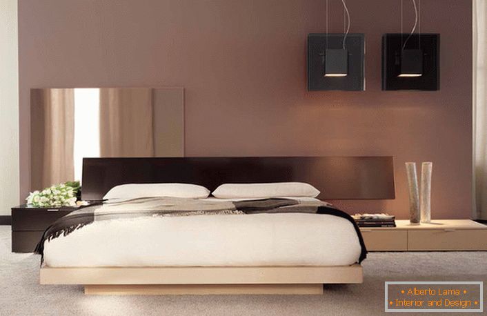 Minimalistički dizajn sa notama japanske boje u spavaćoj sobi običnog francuskog stana. 