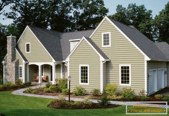 Siva boja fasade kuće - fotografija fasade sa PVC paneli