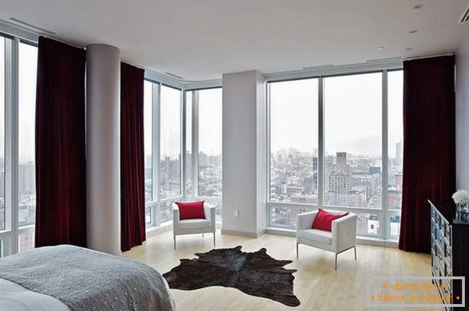 Panoramski prozori - fotografija u unutrašnjosti spavaće sobe u uglu stana